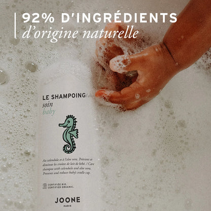 Shampoing soin Joone dans une mousse de bain, composé à 92 % d’ingrédients naturels.