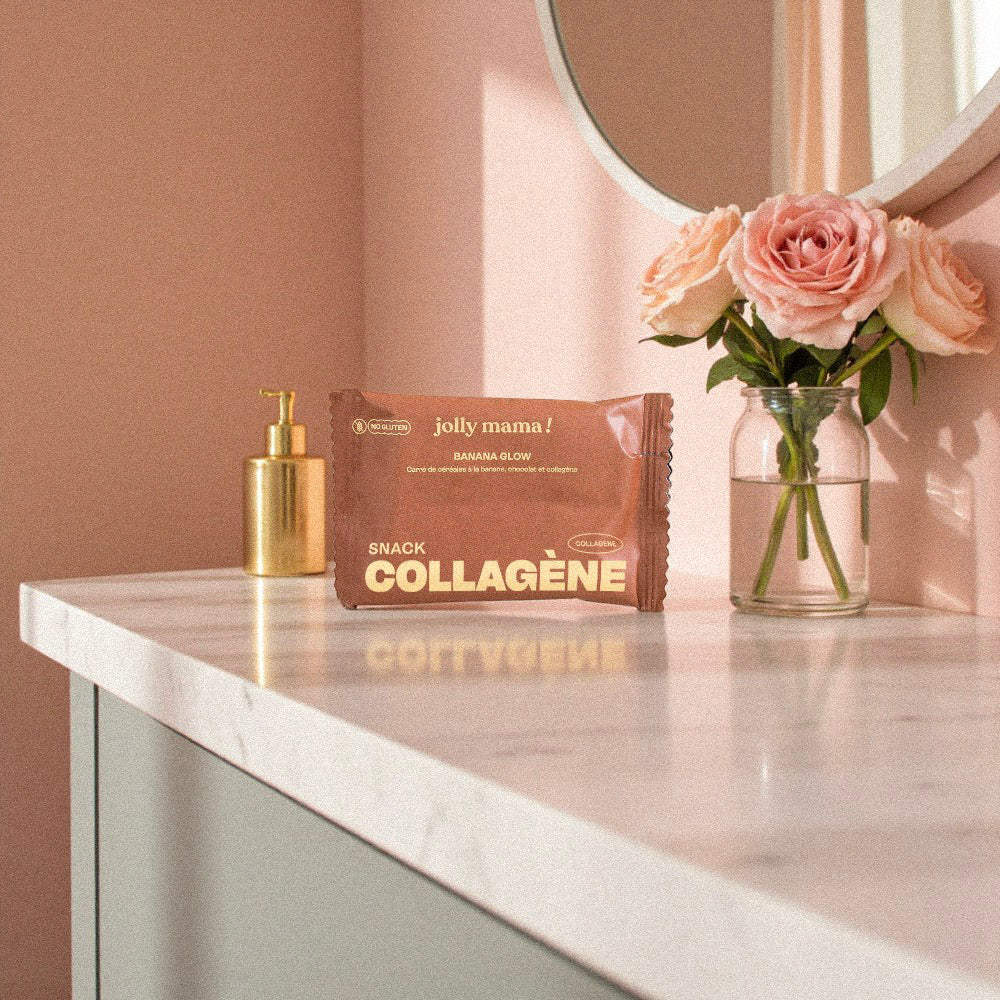 Photo du snack collagène Jolly Mama posé sur un plan en marbre, un encas gourmand enrichi en collagène pour soutenir la peau et les cheveux pendant la grossesse et le post-partum.