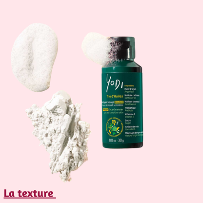Texture du Nettoyant Visage Trio d’Huiles Yodi : une poudre qui se transforme en lait doux pour un nettoyage optimal.