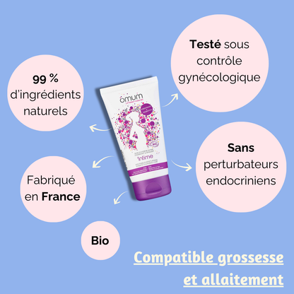 Gros plan de la texture transparente du gel intime Omum, soin doux et hydratant respectueux des muqueuses sensibles.