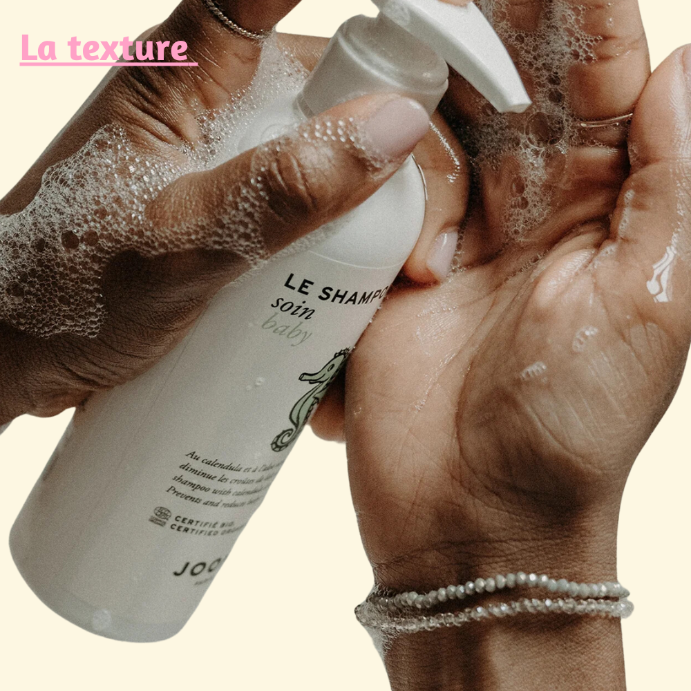 Shampoing Joone pour bébé, mousse en application avec un fond doux et texture bien visible sur les mains