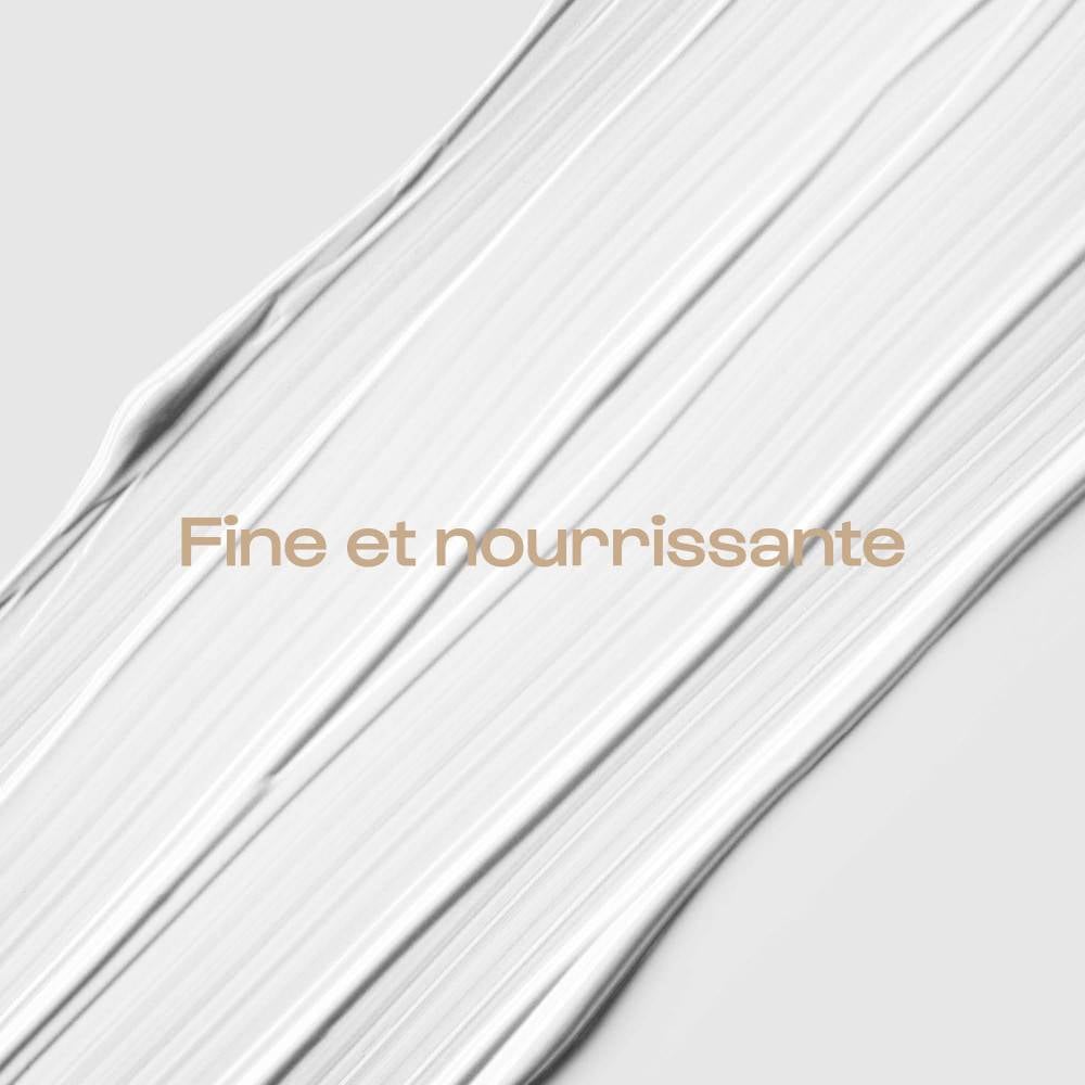 Gros plan sur la texture fluide et nourrissante de la crème L’Expert, adaptée aux peaux sensibles.