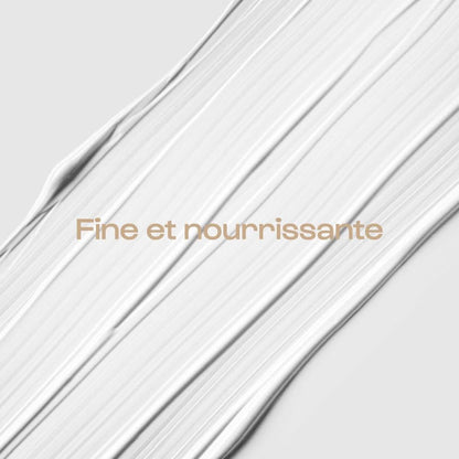 Gros plan sur la texture fluide et nourrissante de la crème L’Expert, adaptée aux peaux sensibles.