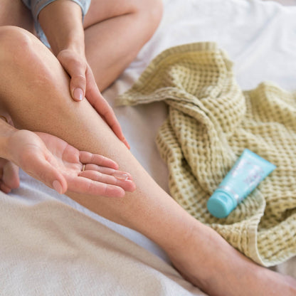 Application du Gel L’Envolée pour soulager les jambes lourdes, effet apaisant.