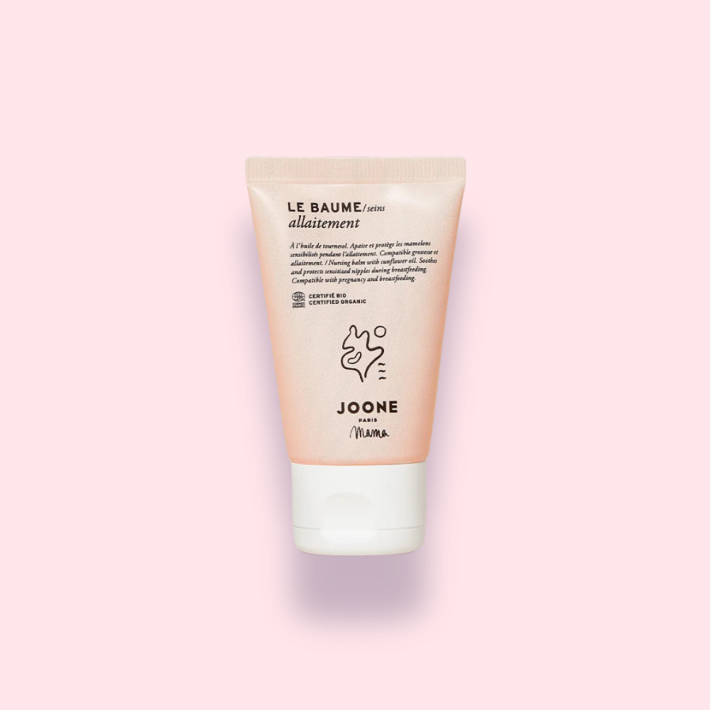 Flacon de baume allaitement Joone, certifié bio, avec un design épuré et des illustrations modernes, sur fond rose.