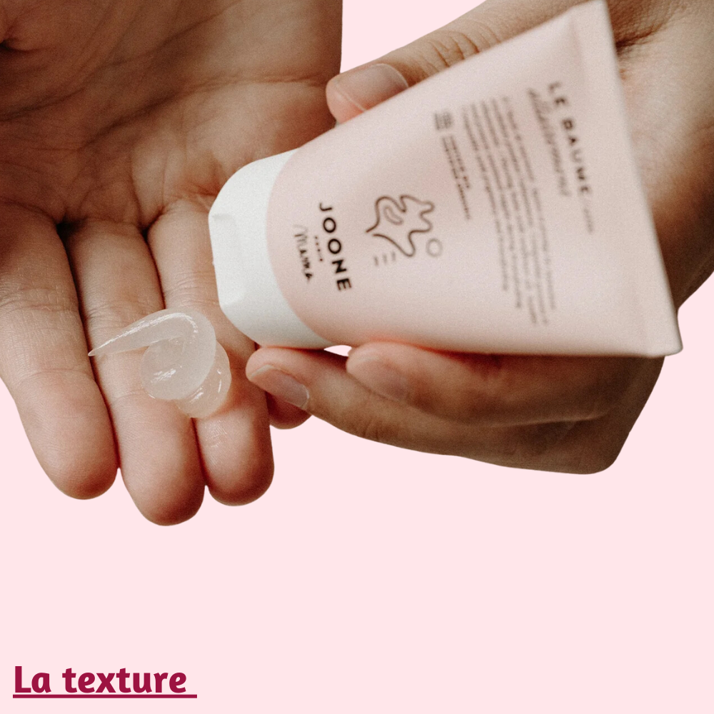 Main appliquant le baume allaitement Joone, illustrant la texture non grasse et l'application facile