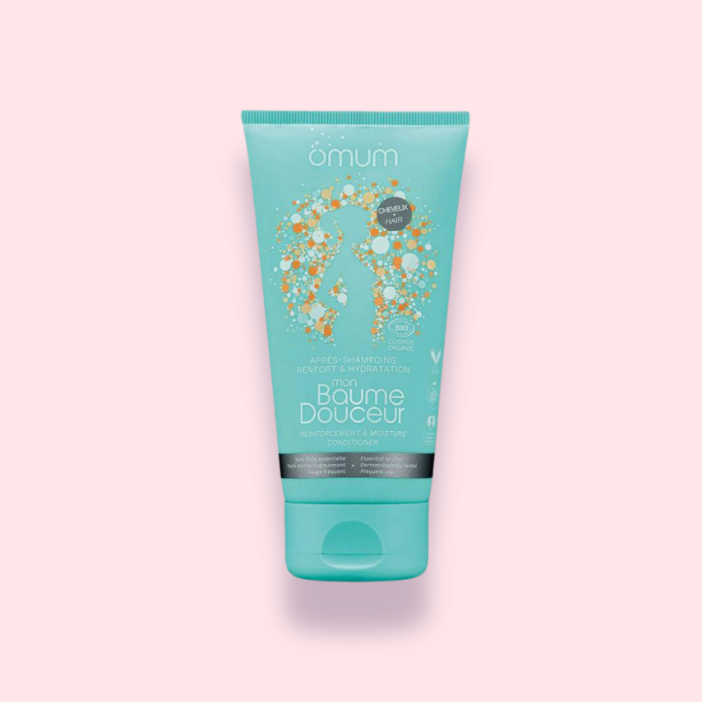 Tube de Mon Baume Douceur, un après-shampoing bio certifié, conçu pour hydrater et renforcer la fibre capillaire. Sans silicone, il est adapté aux femmes enceintes et allaitantes.