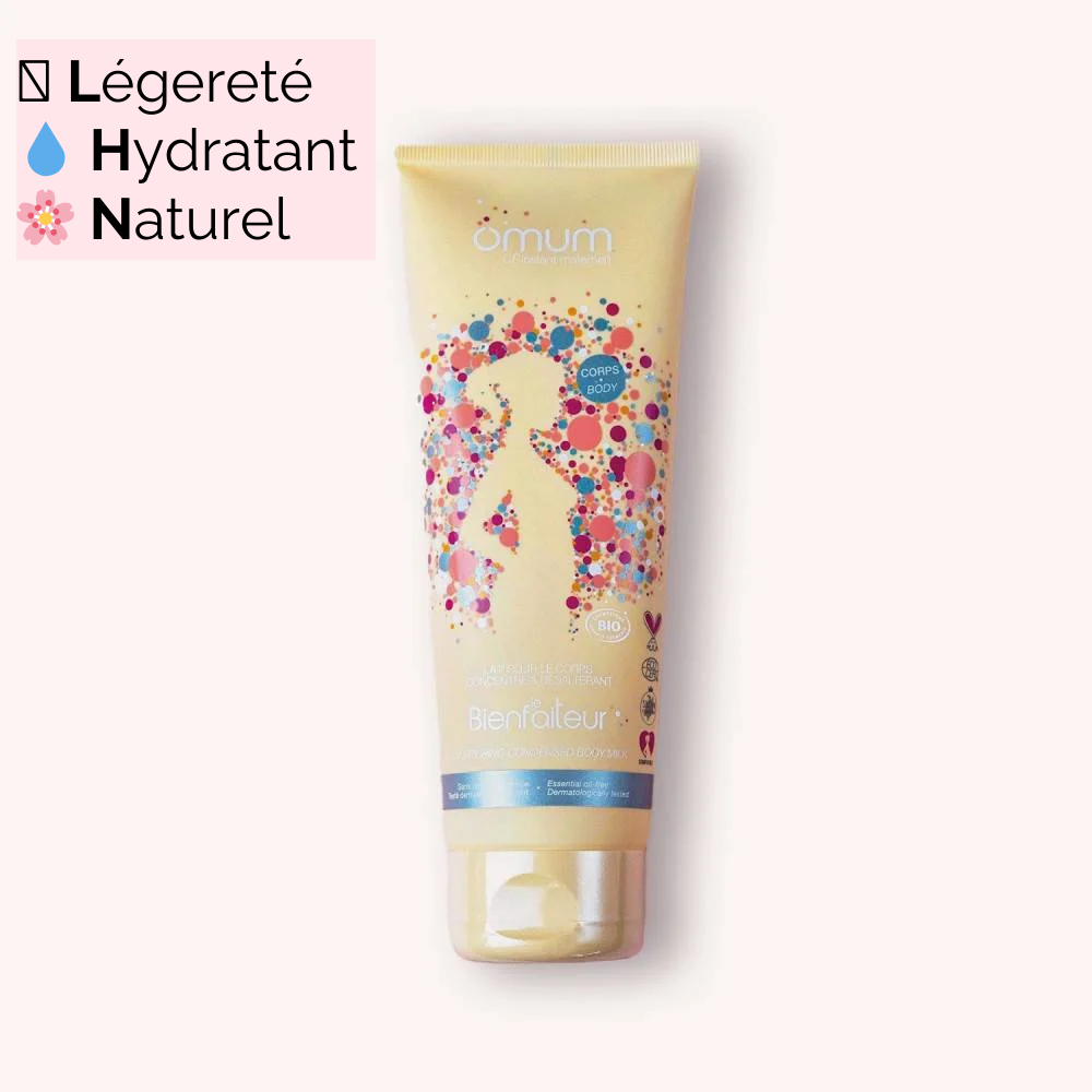 Lait hydratant Le Bienfaiteur d'Omum, avec un fond de design mettant en avant les qualités hydratantes et naturelles de la formule. Flacon recyclable, sans huile essentielle, et adapté aux peaux sensibles.