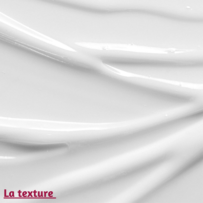 Texture du lait Le Bienfaiteur d'Omum, crémeuse et légère, qui pénètre rapidement dans la peau, offrant une hydratation intense sans laisser de film gras.