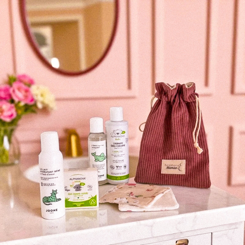Coffret Bienfaits pour Maman contenant les essentiels bébé : gel lavant, liniment, lait hydratant, eau nettoyante, lingettes lavables