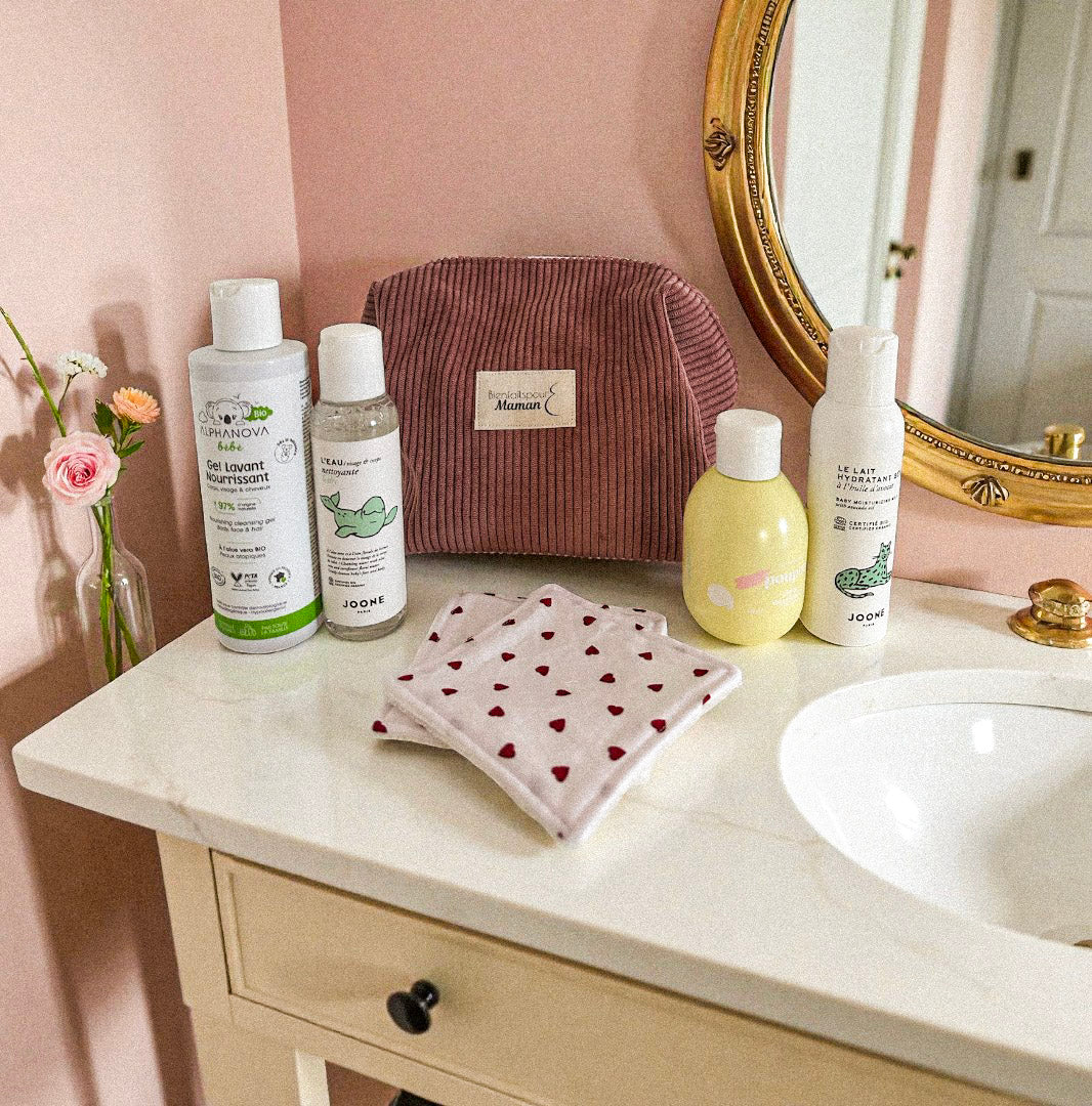 Box Naissance avec trousse en velours: eau nettoyante, lait corps, liniment, gel lavant et 2 lingettes, dès la naissance.