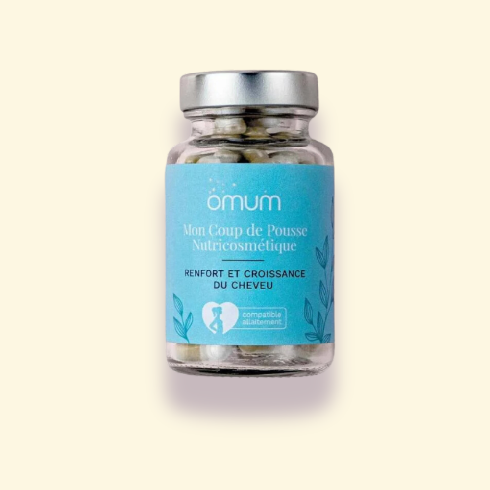 Pilulier de Mon Coup de Pousse Nutricosmétique d'Omum, un complément alimentaire naturel pour renforcer la croissance des cheveux et réduire la chute.