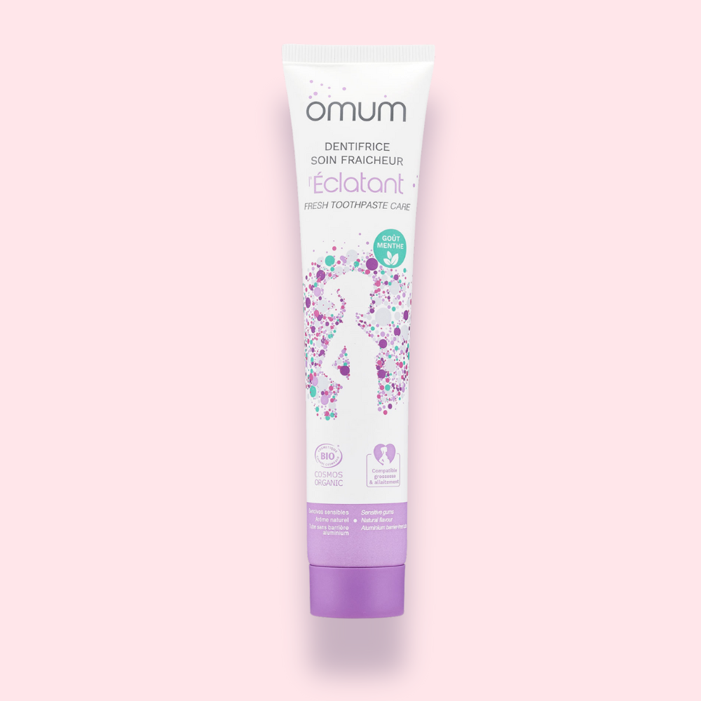 Tube de dentifrice bio L’Éclatant, soin fraîcheur gencives et dents sensibles, goût menthe, de la marque Omum, pour une hygiène buccale délicate et efficace.