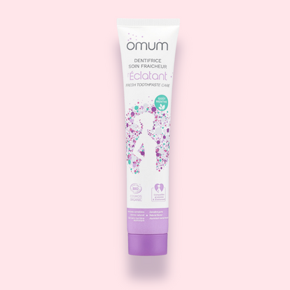 Tube de dentifrice bio L’Éclatant, soin fraîcheur gencives et dents sensibles, goût menthe, de la marque Omum, pour une hygiène buccale délicate et efficace.