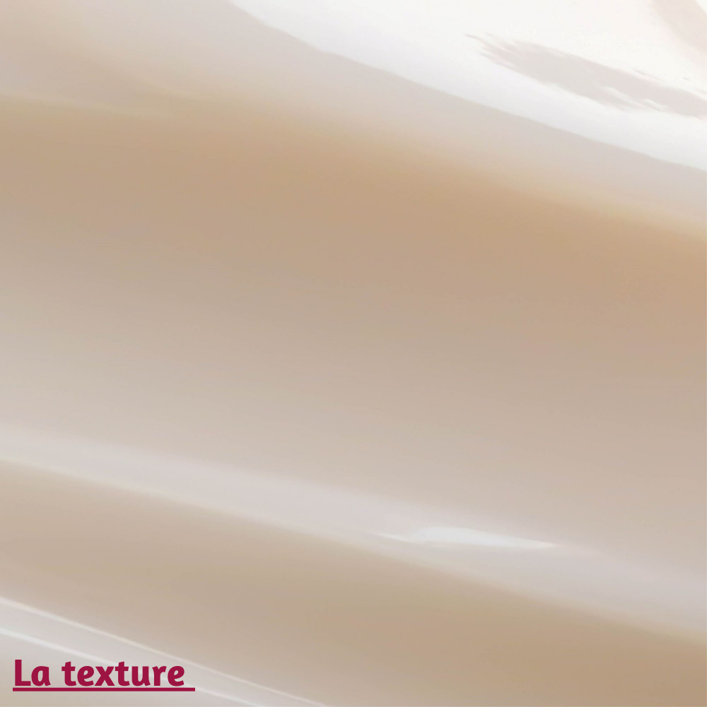 Zoom sur la texture du dentifrice L’Éclatant, douce et crémeuse, facile à appliquer pour une expérience de brossage agréable.