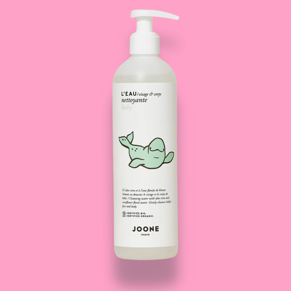 Flacon d'Eau Nettoyante Joone pour bébé, conçu pour un nettoyage doux et naturel, avec un design illustratif d'un bébé phoque.