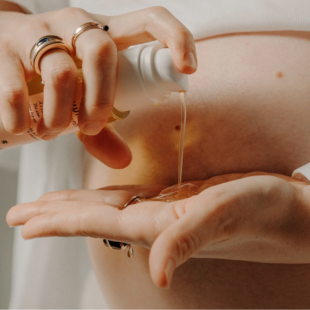 Massage mains sur ventre

Massage grossesse avec huile vergetures Joone, rituel cocooning maternité