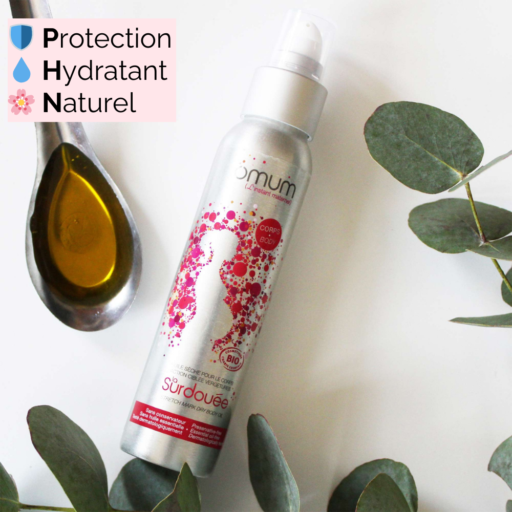 Huile Surdouée d'Omum, avec un fond d'huile d'olive, sur un support naturel. Cette huile pour le corps hydrate et protège la peau, tout en étant compatible avec la grossesse et l'allaitement.