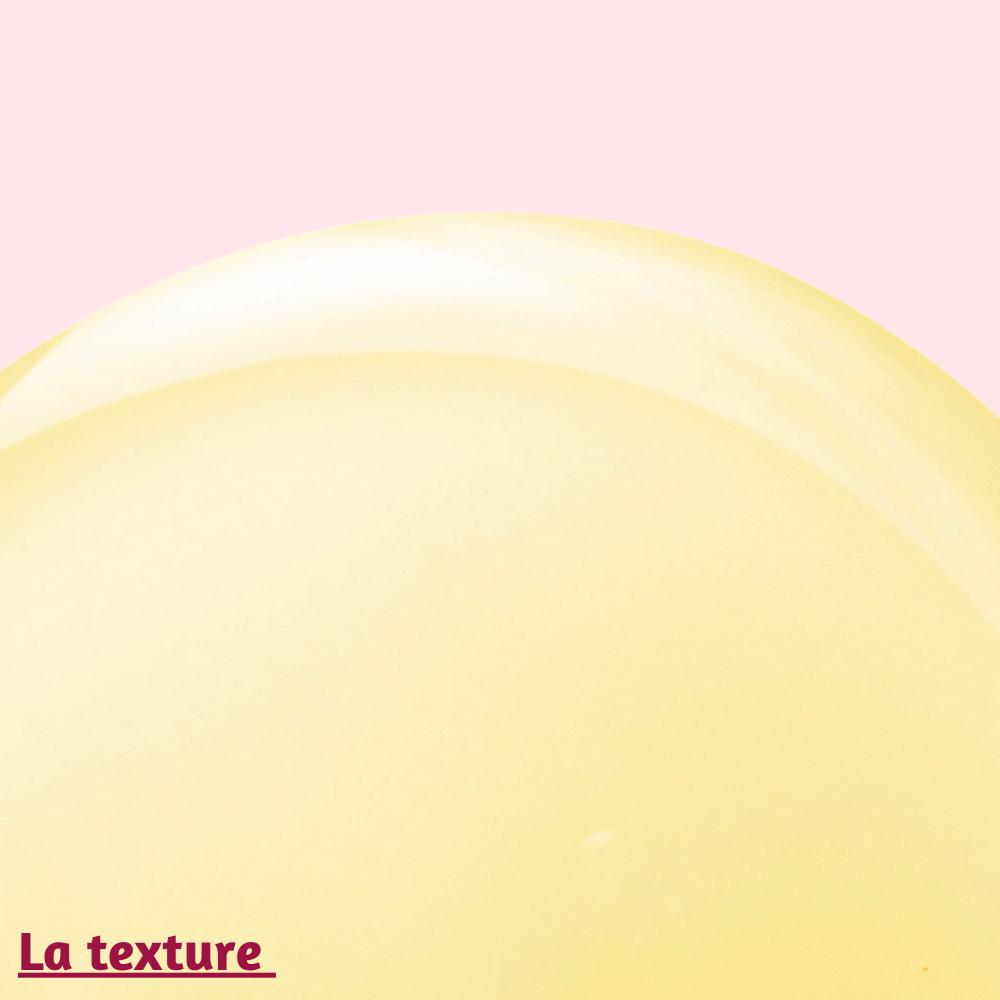 Texture de l'Huile Surdouée d'Omum, douce et légère. L'huile sèche pénètre rapidement dans la peau, apportant une hydratation durable et un effet nourrissant sans laisser de film gras.