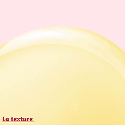 Texture de l'Huile Surdouée d'Omum, douce et légère. L'huile sèche pénètre rapidement dans la peau, apportant une hydratation durable et un effet nourrissant sans laisser de film gras.
