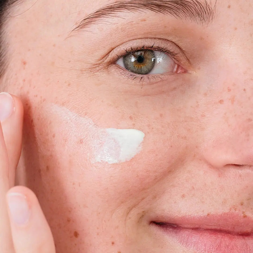 Application crème solaire visage grossesse SPF50+ sans trace blanche – protection masque de grossesse