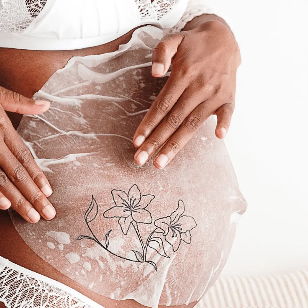 Application masque tissu ventre grossesse – hydratation intense et apaisement tiraillements femme enceinte