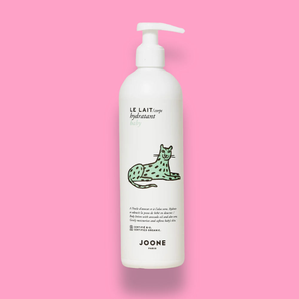 Flacon du lait hydratant pour bébé de Joone, 400 ml, certifié bio, enrichi en ingrédients naturels pour hydrater et protéger la peau délicate des bébés.