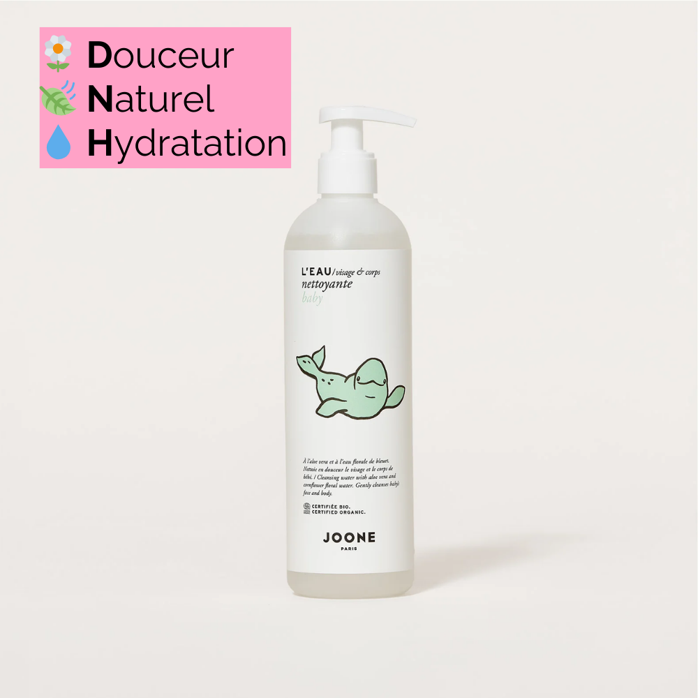 Eau Nettoyante Joone pour le visage et le corps, présentant le flacon en gros plan sur fond rose, soulignant ses ingrédients naturels.