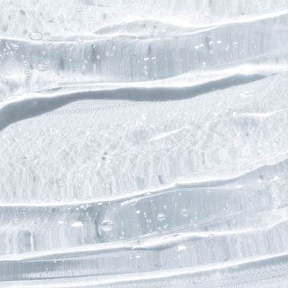 Gros plan de la texture transparente du gel intime Omum, soin doux et hydratant respectueux des muqueuses sensibles.