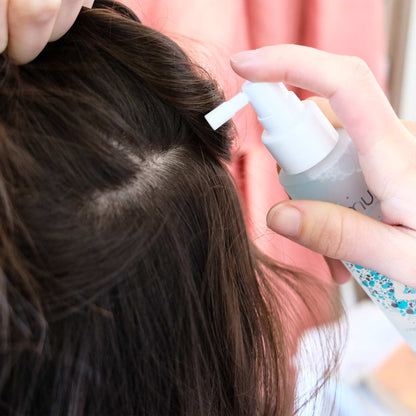 Les bénéfices de la lotion Mon Coup de Pousse : stimule, nourrit et redensifie la chevelure.